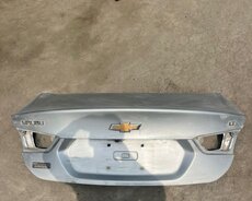 Gümüşü rəngdə Chevrolet Malibu avtomobilinin baqaj qapağı. LT