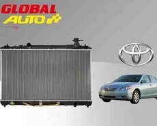 Toyota Camry su radiatoru