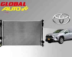 Toyota RAV4 su radiatoru