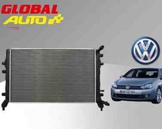 Volkswagen Golf su radiatoru