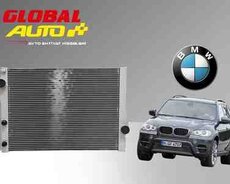 BMW X5 E70 su radiatoru