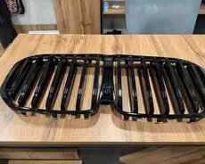 BMW G70 2025-2026 radiator barmaqlığı