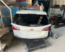 Ağ rəngdə olan Chevrolet Equinox markalı avtomobilin arxa qapısı. Bu