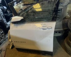 Ağ rəngdə olan, "Equinox" markalı avtomobil qapısı. Qapının xarici