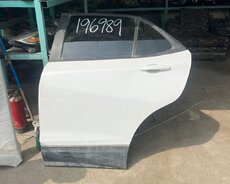 Ağ rəngdə olan avtomobil qapısı. Qapı, görünür ki, sedan tipli