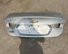 Gümüşü rəngdə Chevrolet Malibu avtomobilinin baqaj qapağı. LT