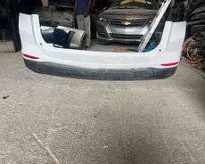 Ağ rəngli Chevrolet avtomobilin arxa bamperi və sol arxa qapısı. Bu