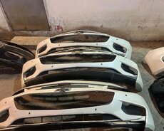 Ağ və qara rənglərdə olan bir neçə Chevrolet ön bamperi. Bu bamperlər