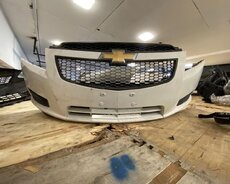 Chevrolet Cruze markalı avtomobil üçün ön bamper. Qara rəngli torlu