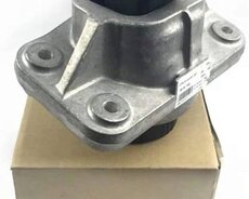Land Rover motor poduskasi
